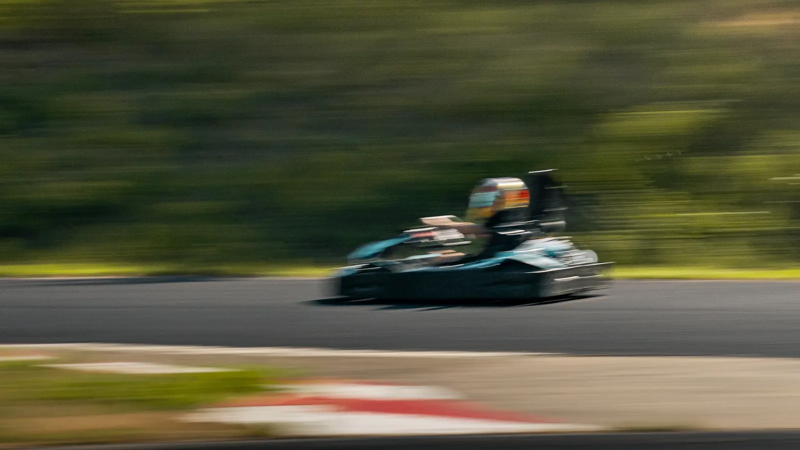 Leihkart in voller Fahrt bei einem Firmenevent in der Raceworld Kerpen