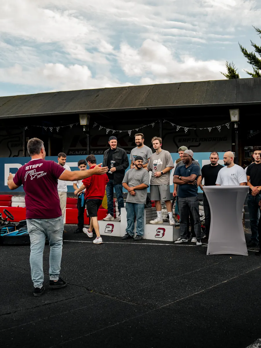 Teilnehmende eines Firmenevents bei der Siegerehrung in der Raceworld Kerpen
