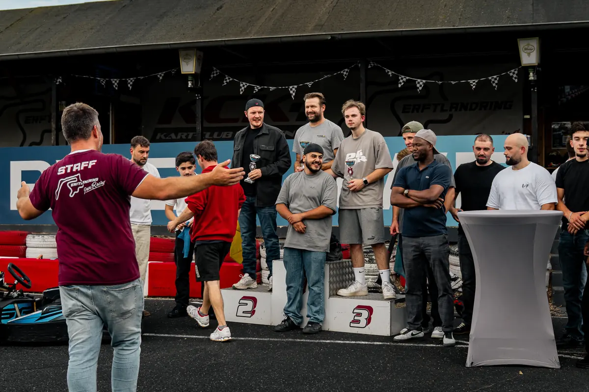 Gruppe bei der Siegerehrung in der Raceworld Kerpen