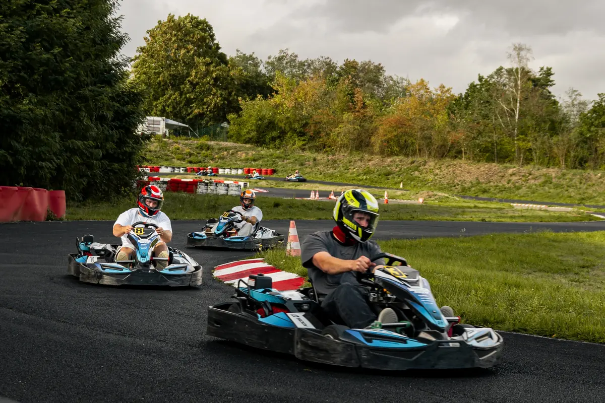 Mehrere Leihkarts bei einem Gruppenrennen in der Raceworld Kerpen