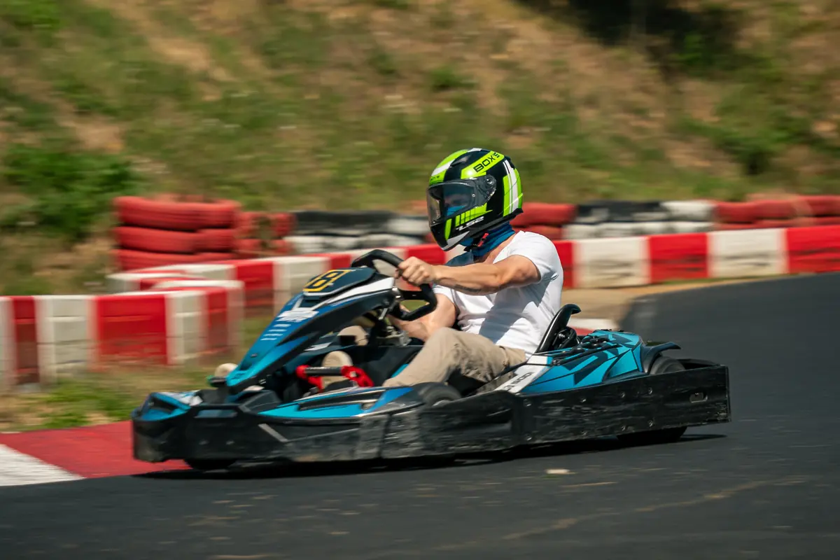 Leihkart in einer Kurve der Raceworld Kerpen