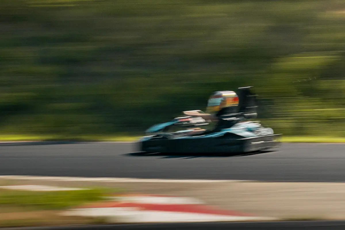 Leihkart mit Bewegungsunschärfe auf der Strecke in Kerpen