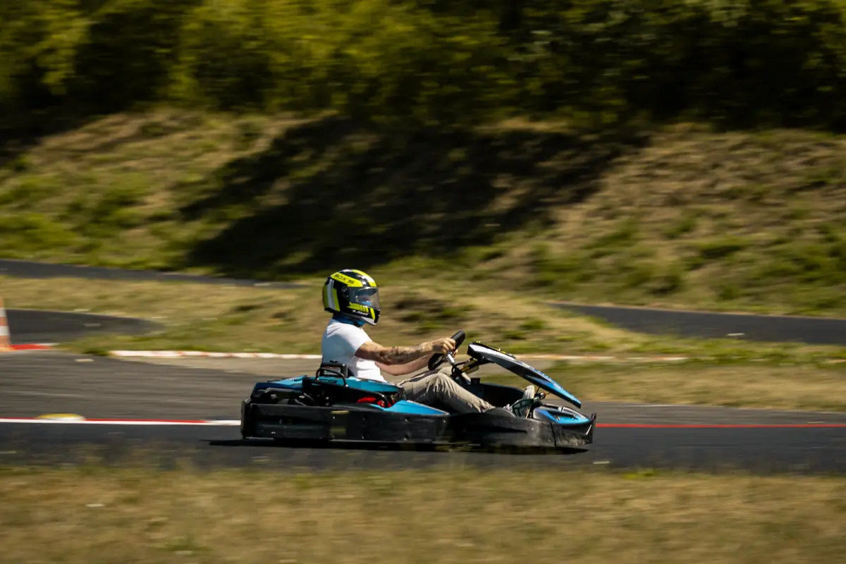 Leihkart-Fahrer während der Sommerferien in der Raceworld Kerpen