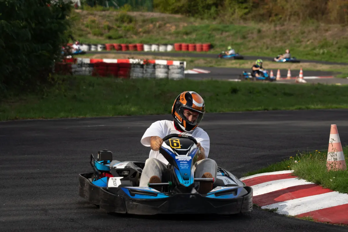Fahrer beim Team-Battle auf der Kartbahn in Kerpen