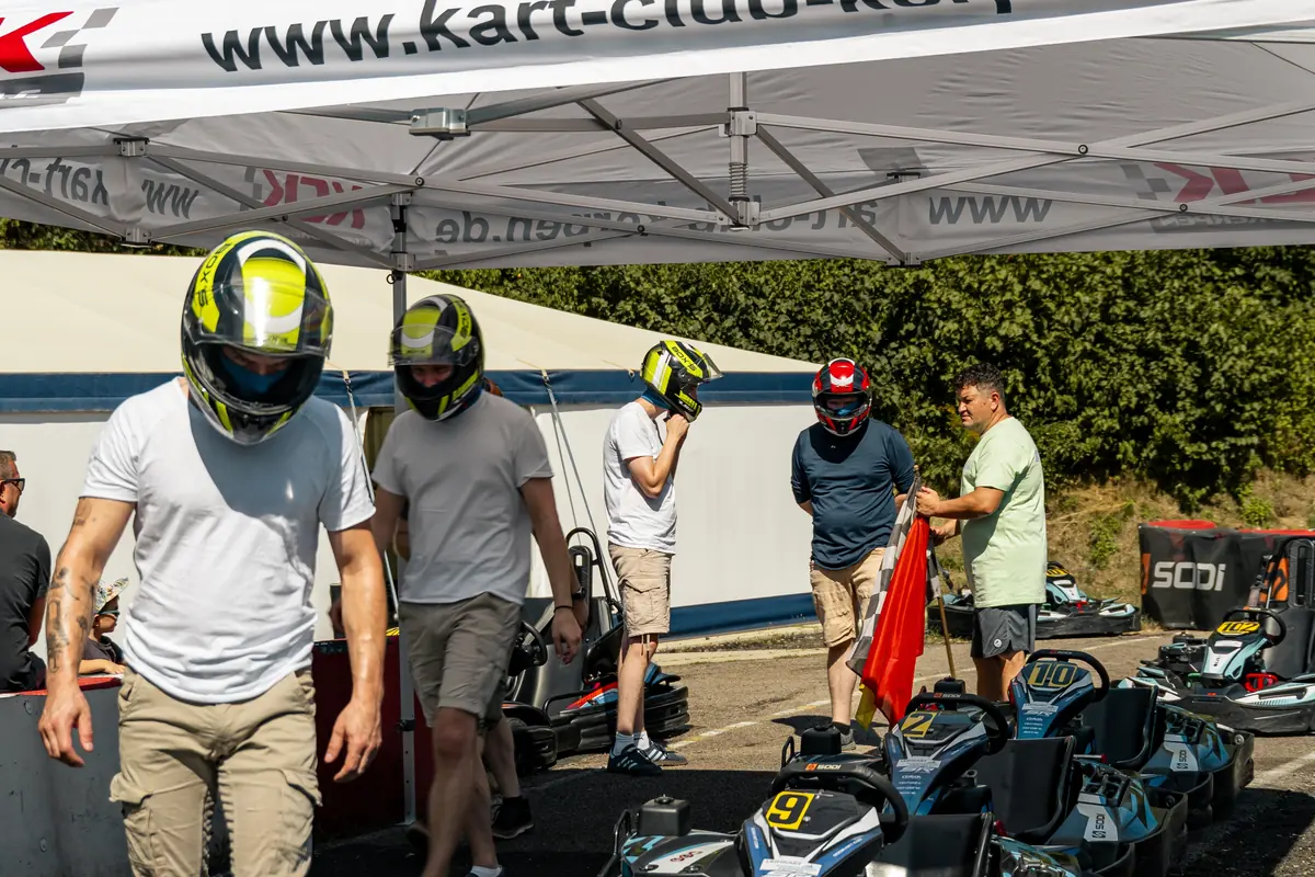 Kartfahrer beim Vatertag-Special in der Raceworld Kerpen