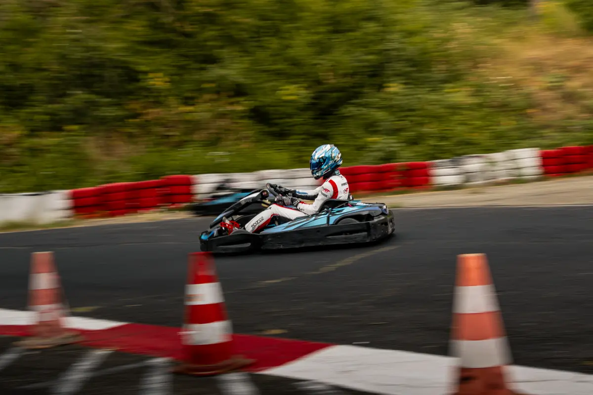 Lars Ramaer mit blauem Helm beim VIP-Kart-Coaching in Kerpen