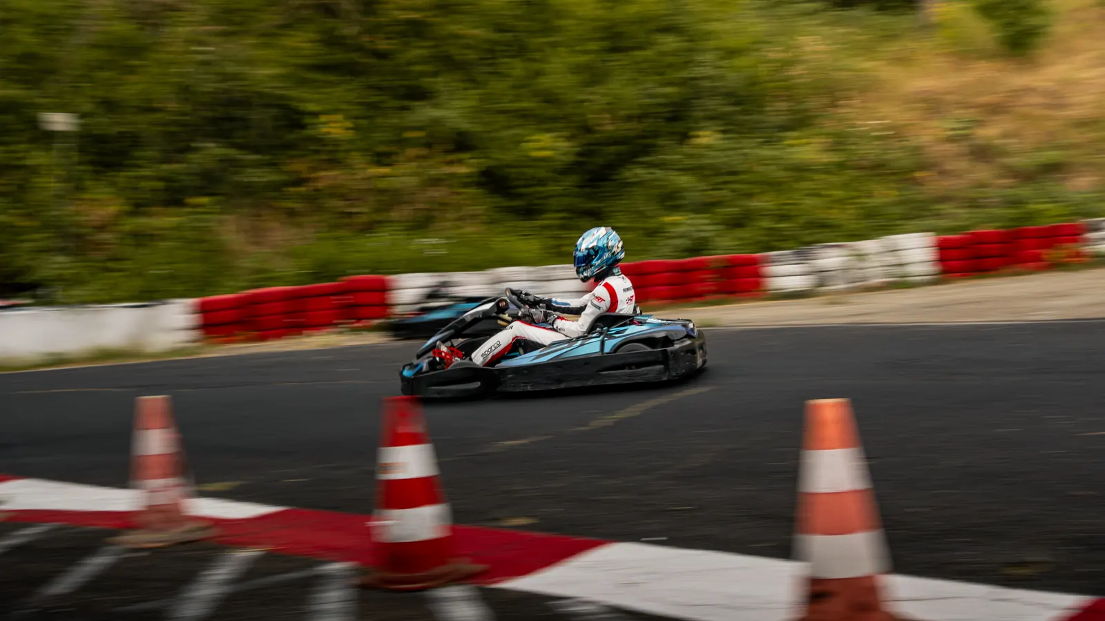 Lars Ramaer im Rennanzug und mit blauem Helm beim VIP-Coaching in Kerpen