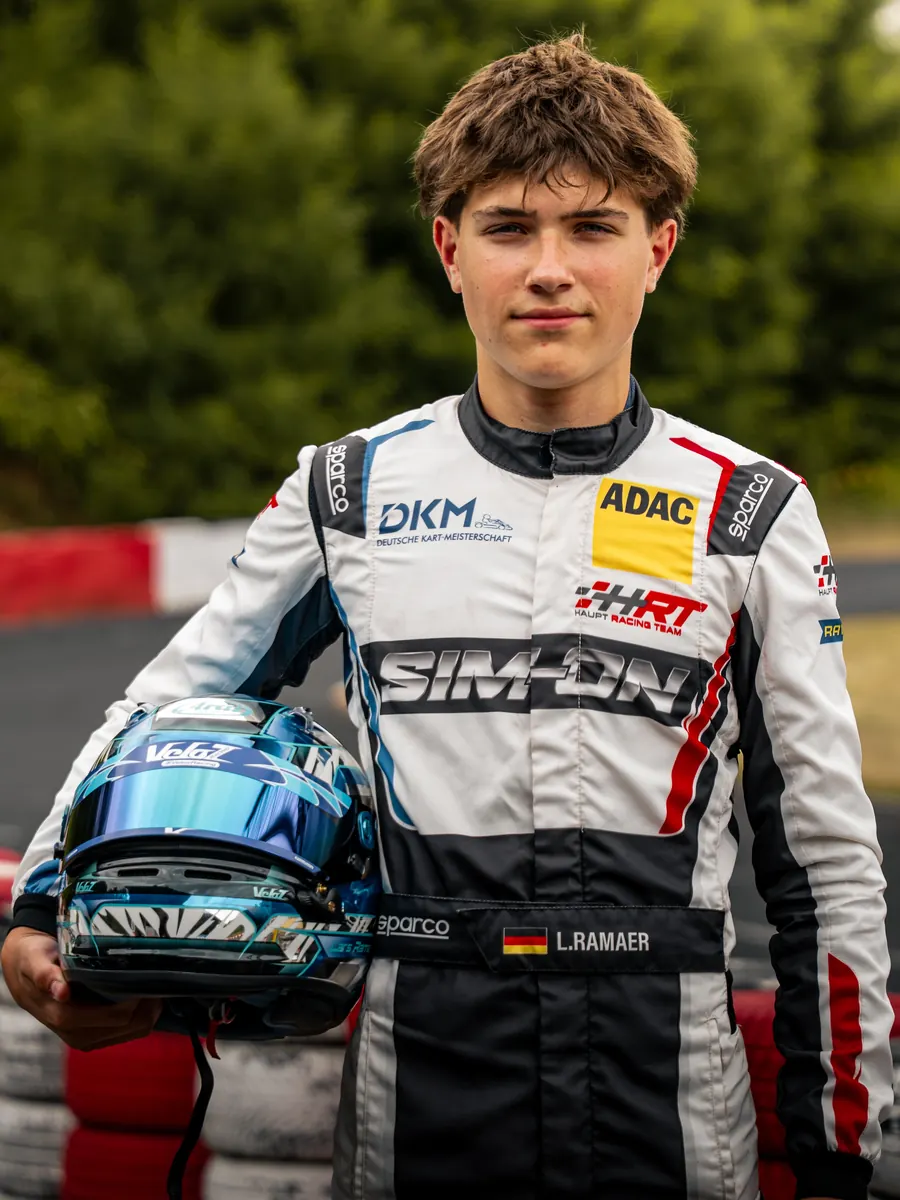 Lars Ramaer im Rennanzug mit blauem Helm in der Raceworld Kerpen